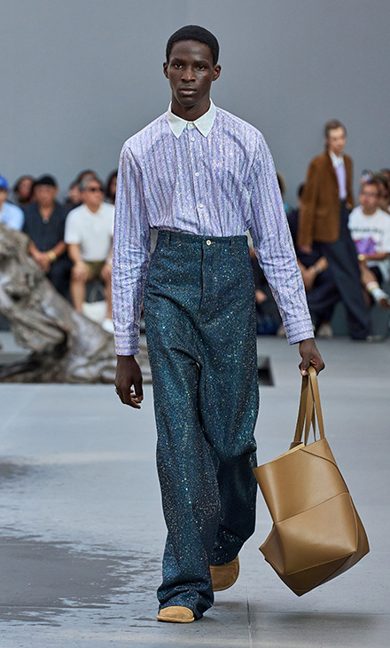 تصميم جريئة وغير مألوفة من LOEWE لموسم ربيع وصيف 2024